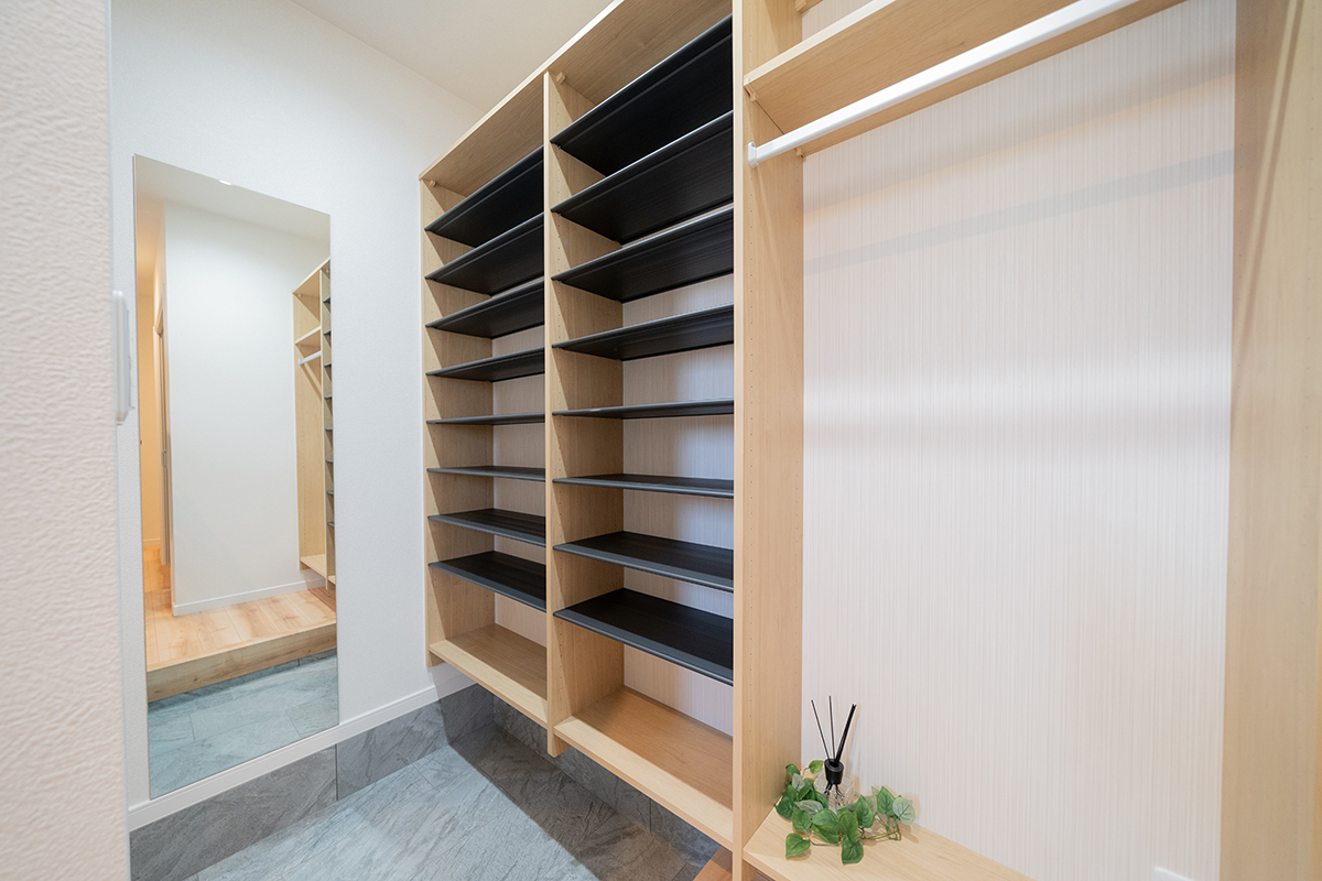 主役は、美しいアイランドキッチン。生活感を『隠す』収納が、招く自信を支えてくれるプラン!