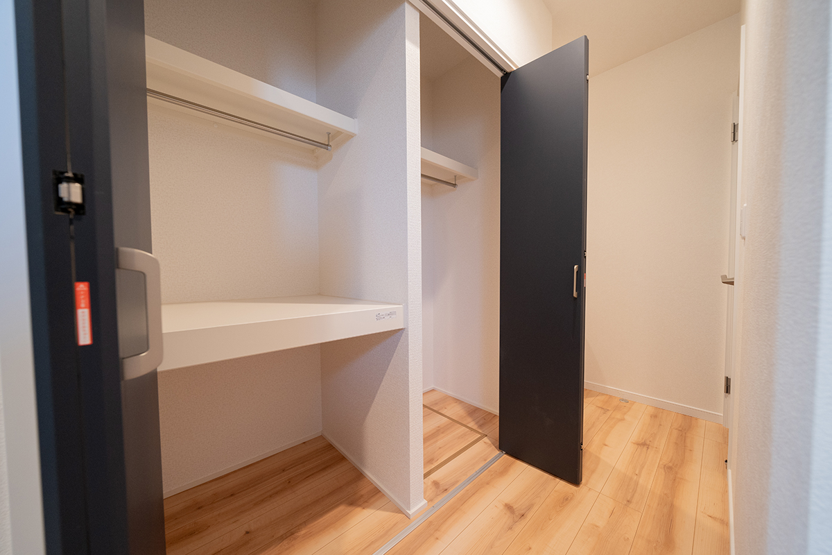 主役は、美しいアイランドキッチン。生活感を『隠す』収納が、招く自信を支えてくれるプラン!