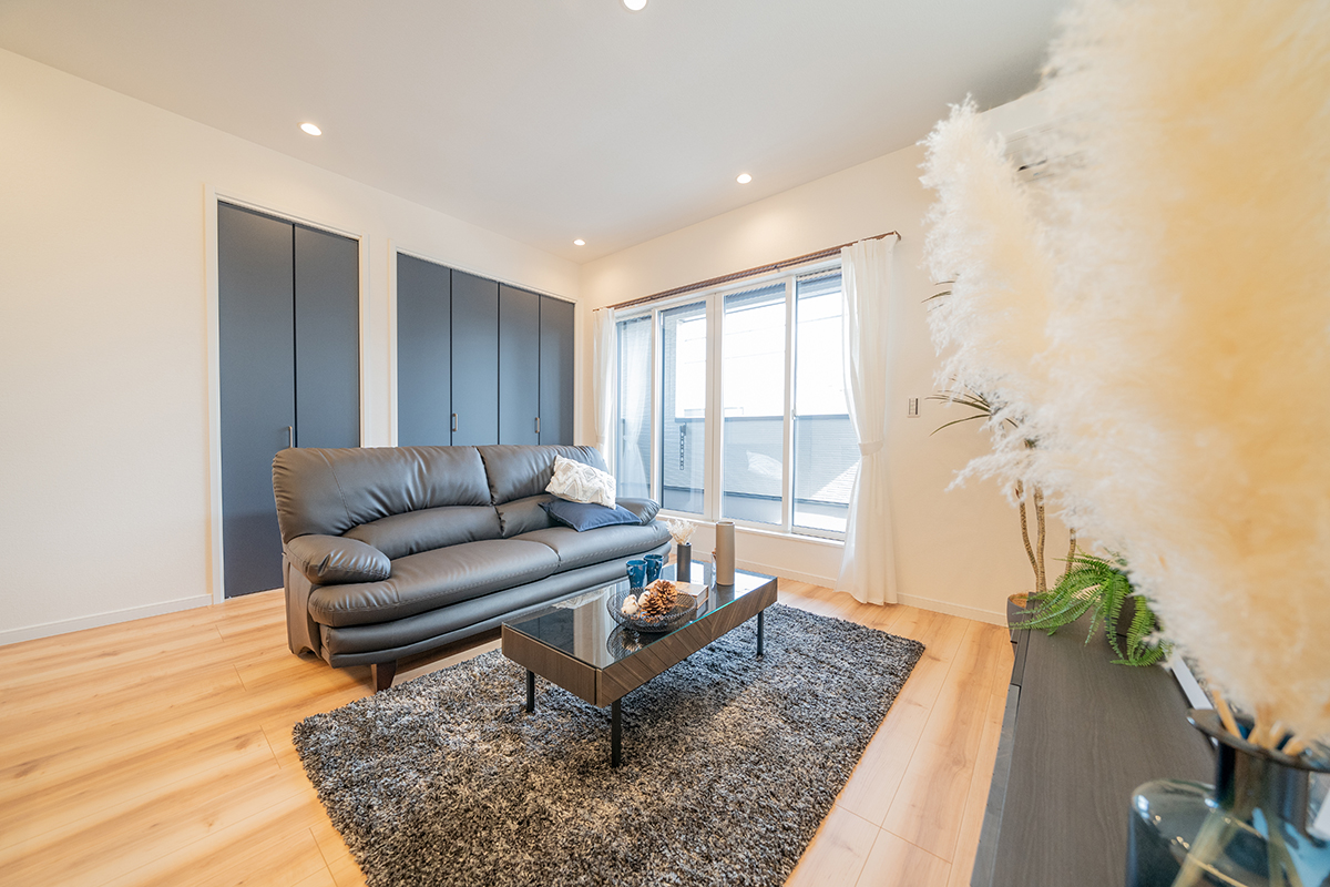 主役は、美しいアイランドキッチン。生活感を『隠す』収納が、招く自信を支えてくれるプラン!