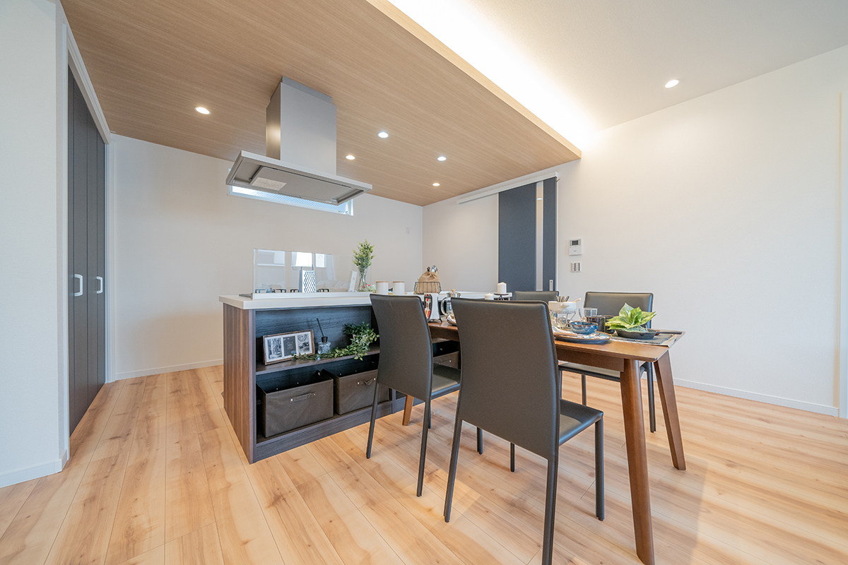 主役は、美しいアイランドキッチン。生活感を『隠す』収納が、招く自信を支えてくれるプラン!