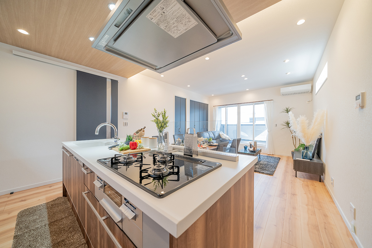 主役は、美しいアイランドキッチン。生活感を『隠す』収納が、招く自信を支えてくれるプラン!