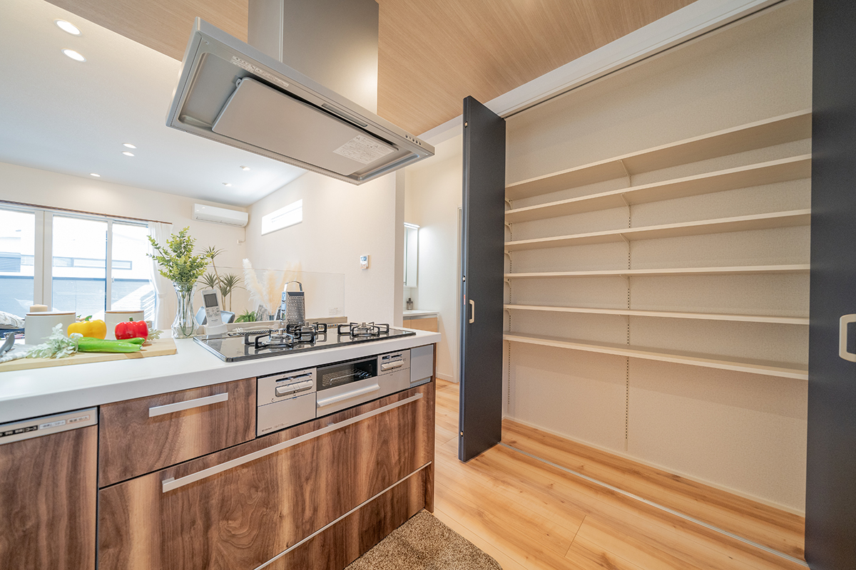 主役は、美しいアイランドキッチン。生活感を『隠す』収納が、招く自信を支えてくれるプラン!