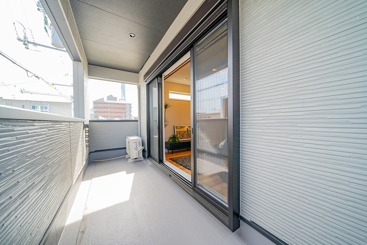 主役は、美しいアイランドキッチン。生活感を『隠す』収納が、招く自信を支えてくれるプラン!