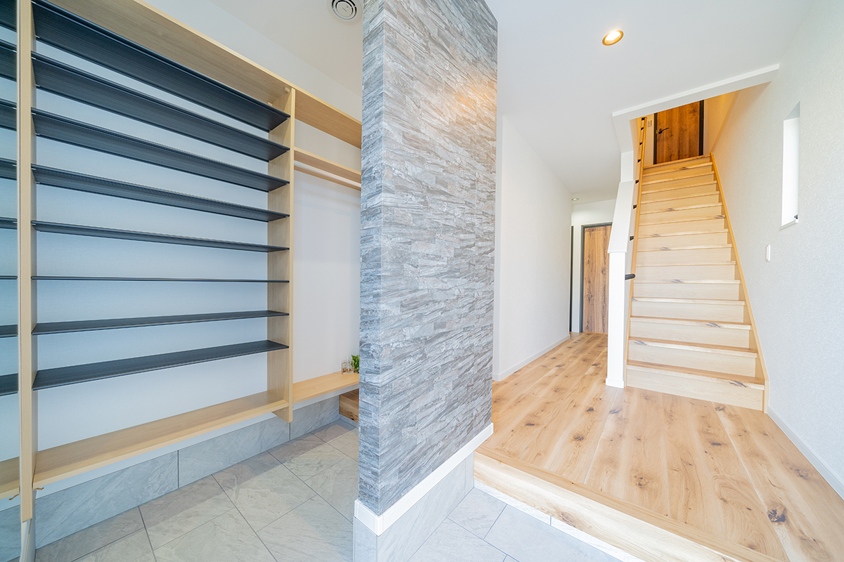 素足が喜ぶ、木のぬくもり。空とつながるバルコニーで、深呼吸する2階リビング。