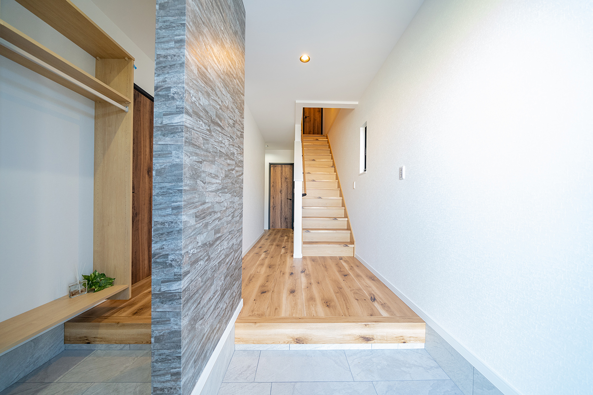 素足が喜ぶ、木のぬくもり。空とつながるバルコニーで、深呼吸する2階リビング。