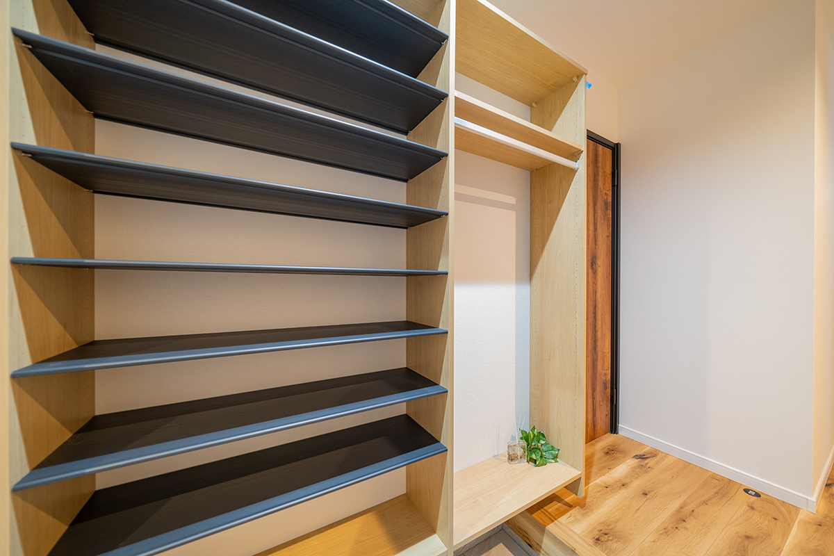 素足が喜ぶ、木のぬくもり。空とつながるバルコニーで、深呼吸する2階リビング。