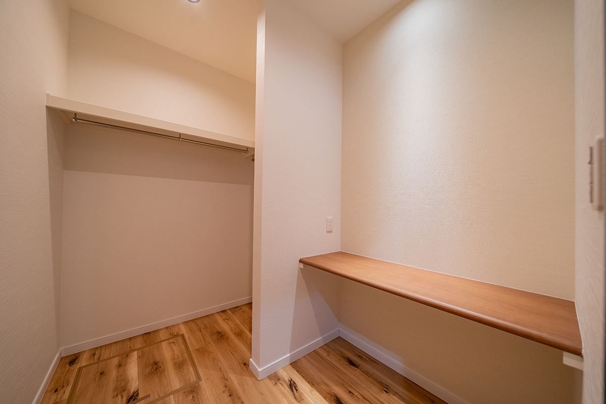 素足が喜ぶ、木のぬくもり。空とつながるバルコニーで、深呼吸する2階リビング。