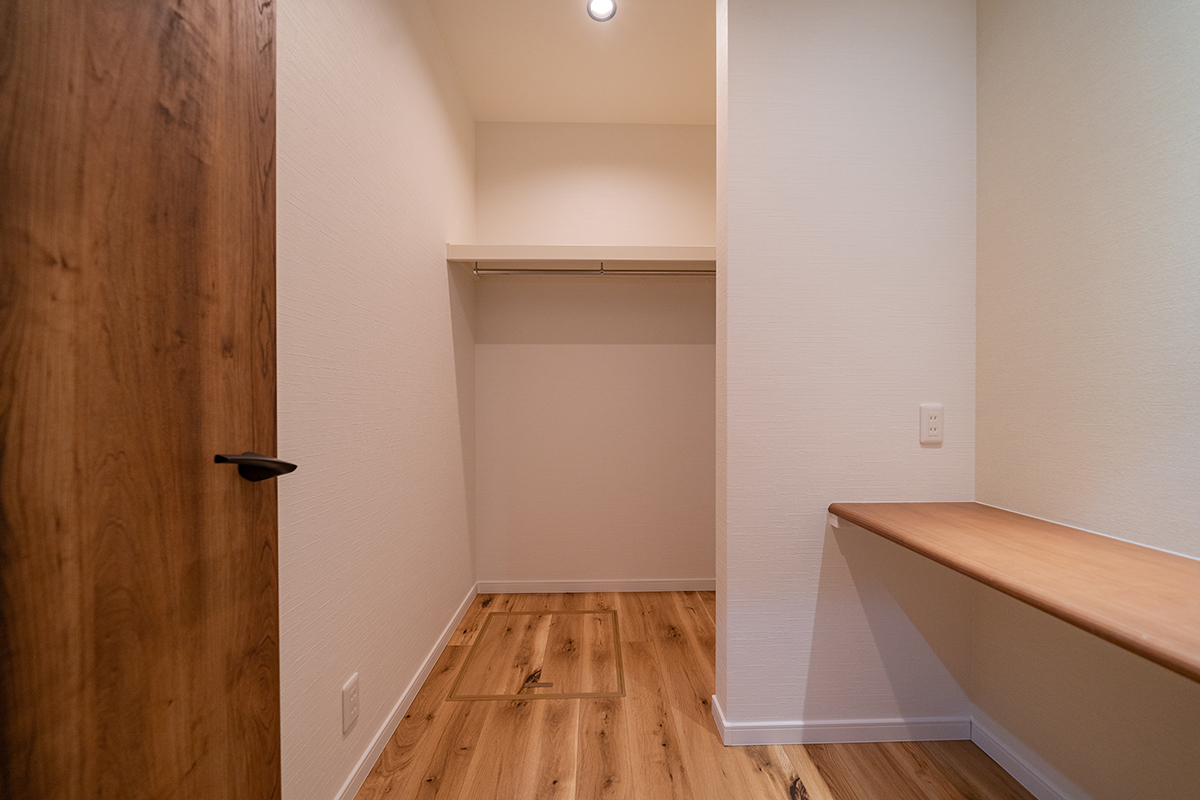 素足が喜ぶ、木のぬくもり。空とつながるバルコニーで、深呼吸する2階リビング。