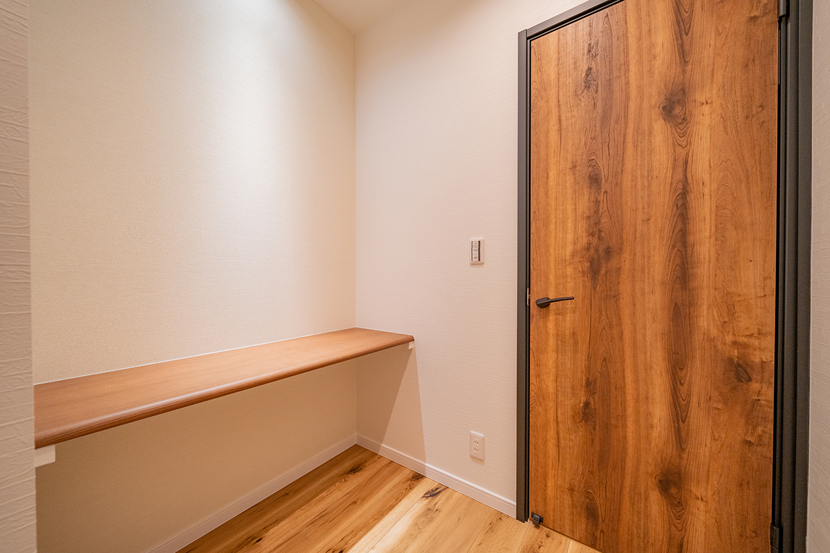 素足が喜ぶ、木のぬくもり。空とつながるバルコニーで、深呼吸する2階リビング。