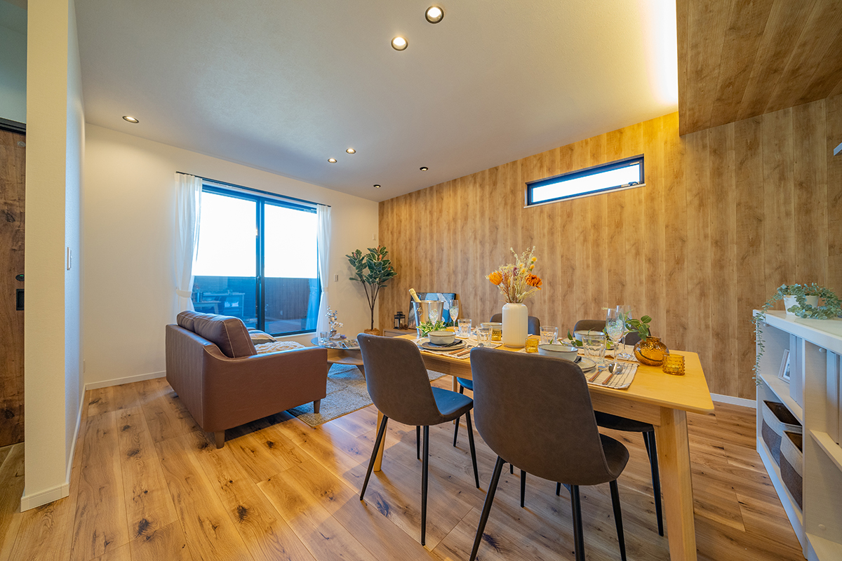 素足が喜ぶ、木のぬくもり。空とつながるバルコニーで、深呼吸する2階リビング。