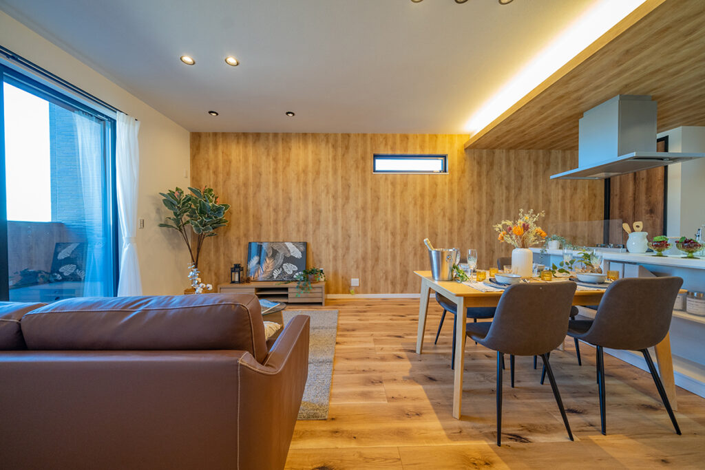 素足が喜ぶ、木のぬくもり。空とつながるバルコニーで、深呼吸する2階リビング。