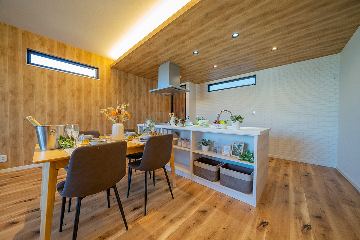 素足が喜ぶ、木のぬくもり。空とつながるバルコニーで、深呼吸する2階リビング。