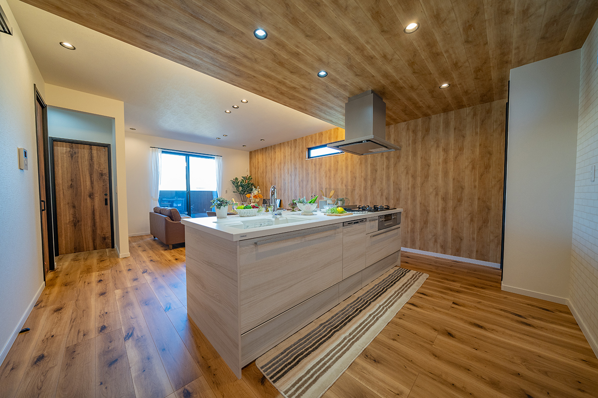 素足が喜ぶ、木のぬくもり。空とつながるバルコニーで、深呼吸する2階リビング。