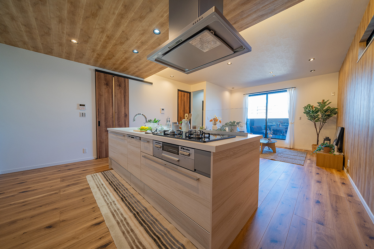 素足が喜ぶ、木のぬくもり。空とつながるバルコニーで、深呼吸する2階リビング。